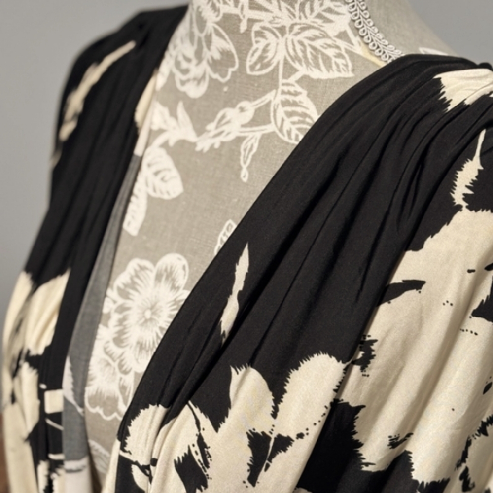 Elegant Black and Cream Floral Pants Suit - Picture 9 of 9